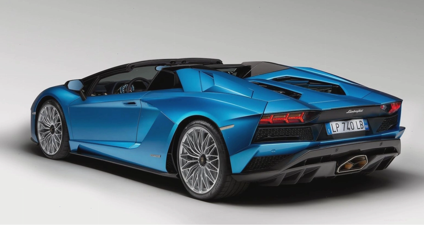 Lamborghini Aventador S Roadster di chuyển trên đường với tốc độ cao