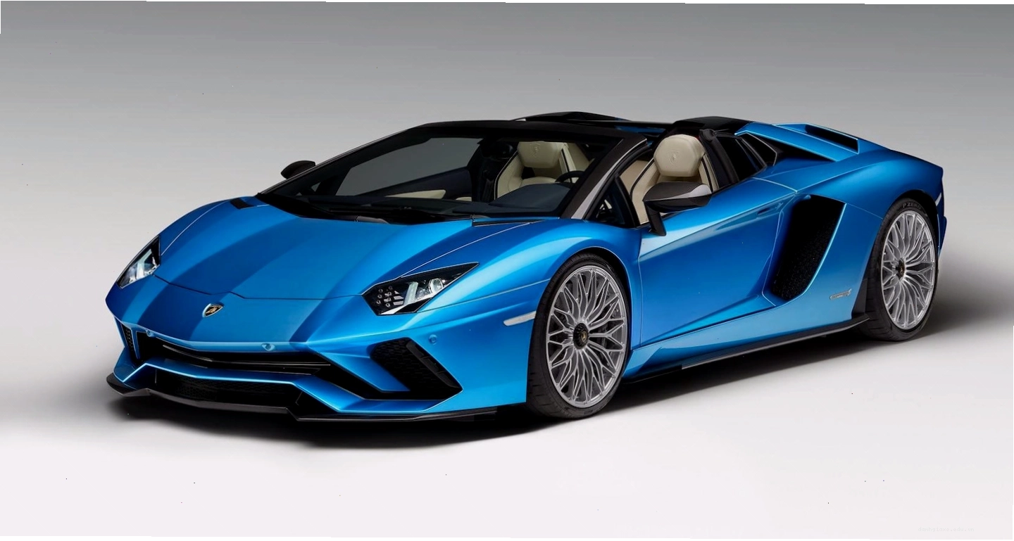 Lamborghini Aventador S Roadster với mui trần đang mở, tôn lên vẻ đẹp thể thao
