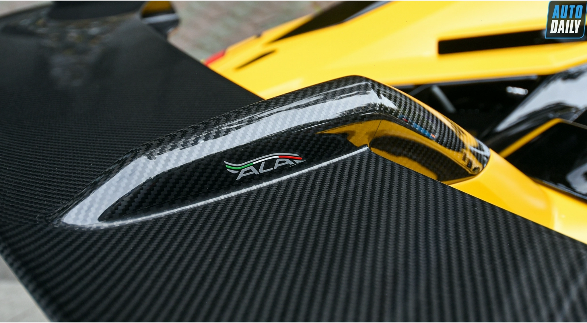Lamborghini Aventador SVJ Roadster góc nhìn chính diện