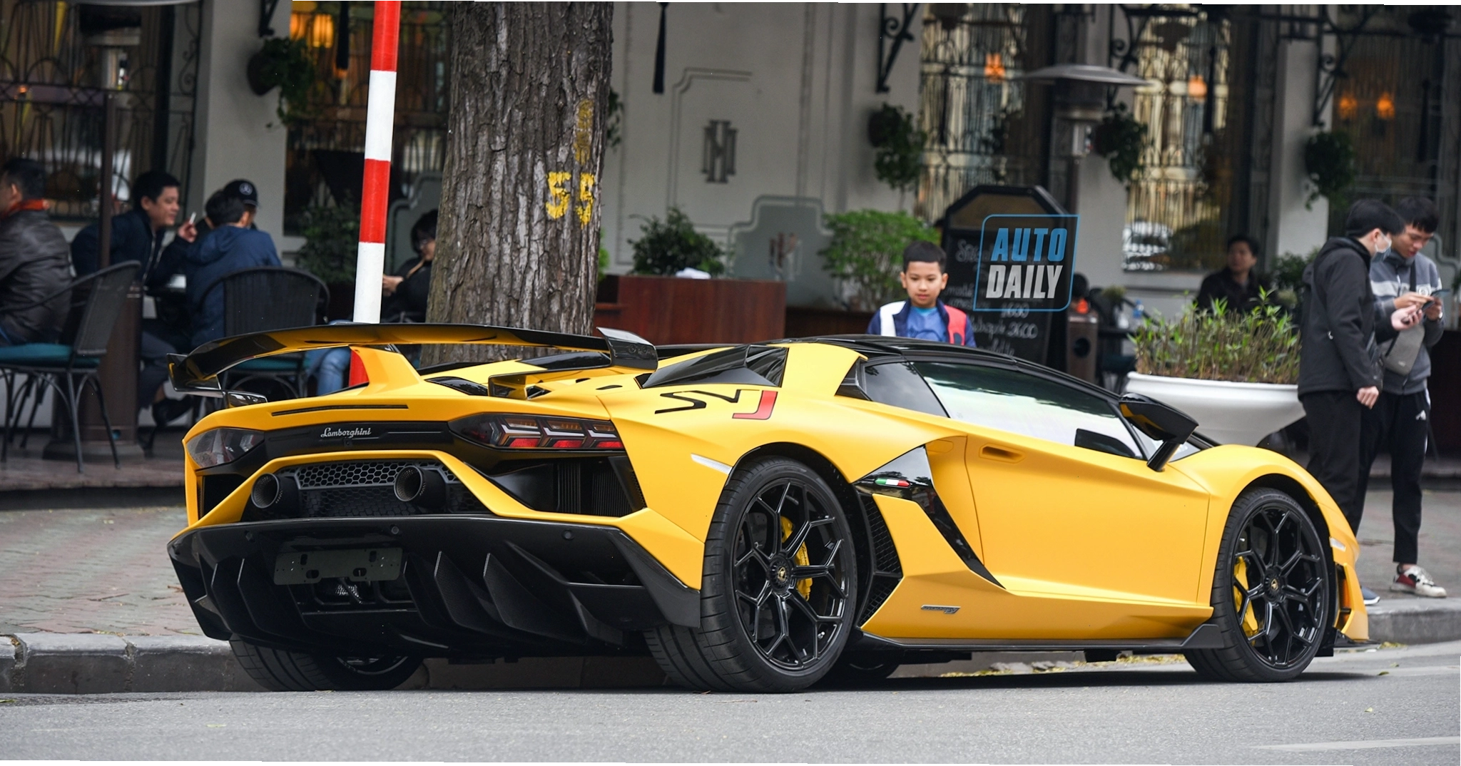 Lamborghini Aventador SVJ Roadster màu đỏ