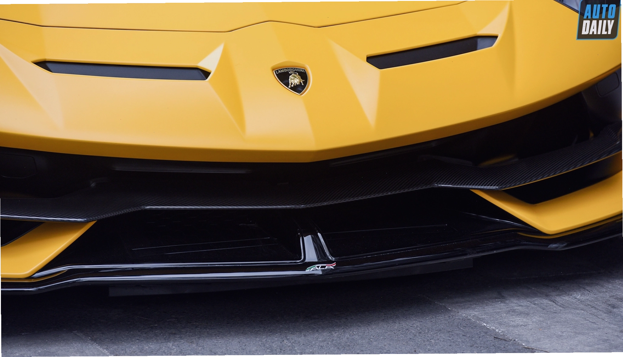 Lamborghini Aventador SVJ Roadster màu vàng nổi bật