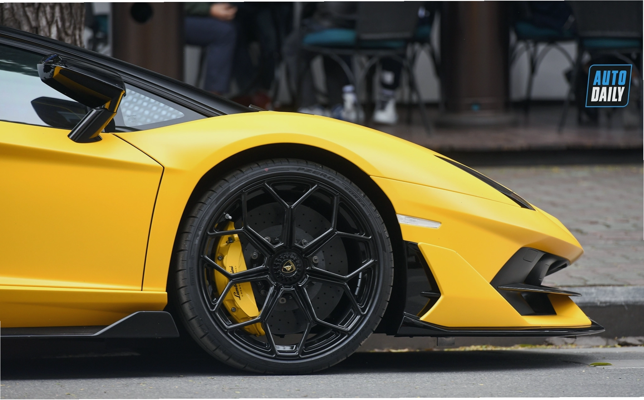 Lamborghini Aventador SVJ Roadster nhìn từ phía sau