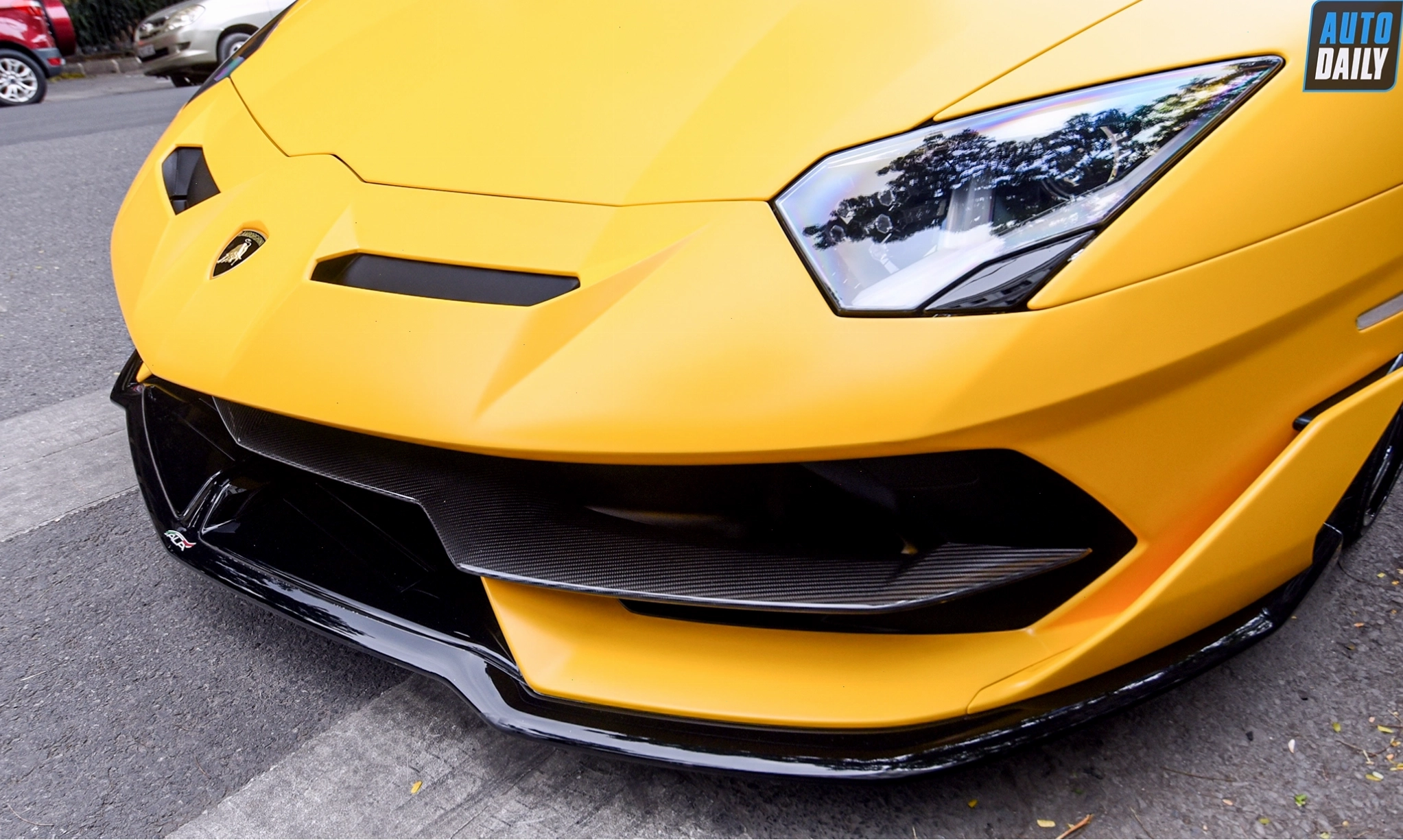 Lamborghini Aventador SVJ Roadster với phần mui xe mở