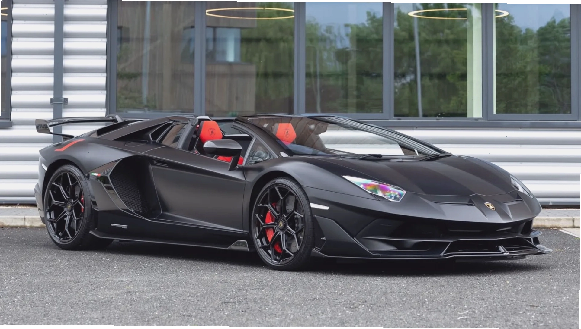 Lamborghini Aventador với thiết kế khí động học sắc sảo