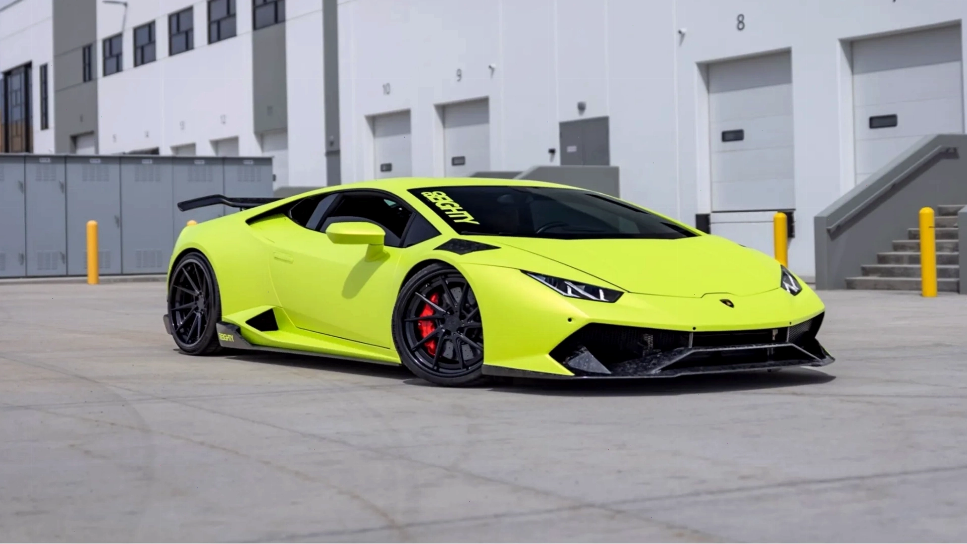 Lamborghini Huracan giá bao nhiêu - Sự lựa chọn của giới trẻ đam mê tốc độ
