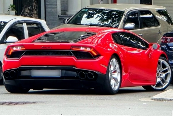 Lamborghini Huracan LP580-2 sở hữu thiết kế mạnh mẽ và thể thao