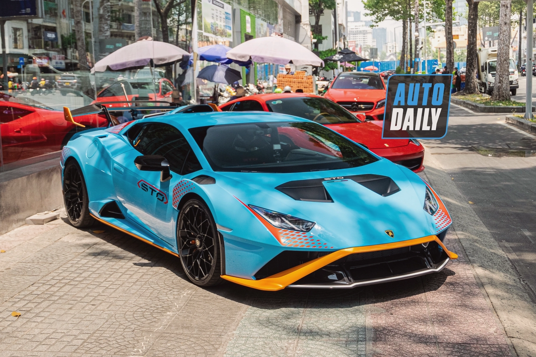 Lamborghini Huracán STO di chuyển trên đường đua