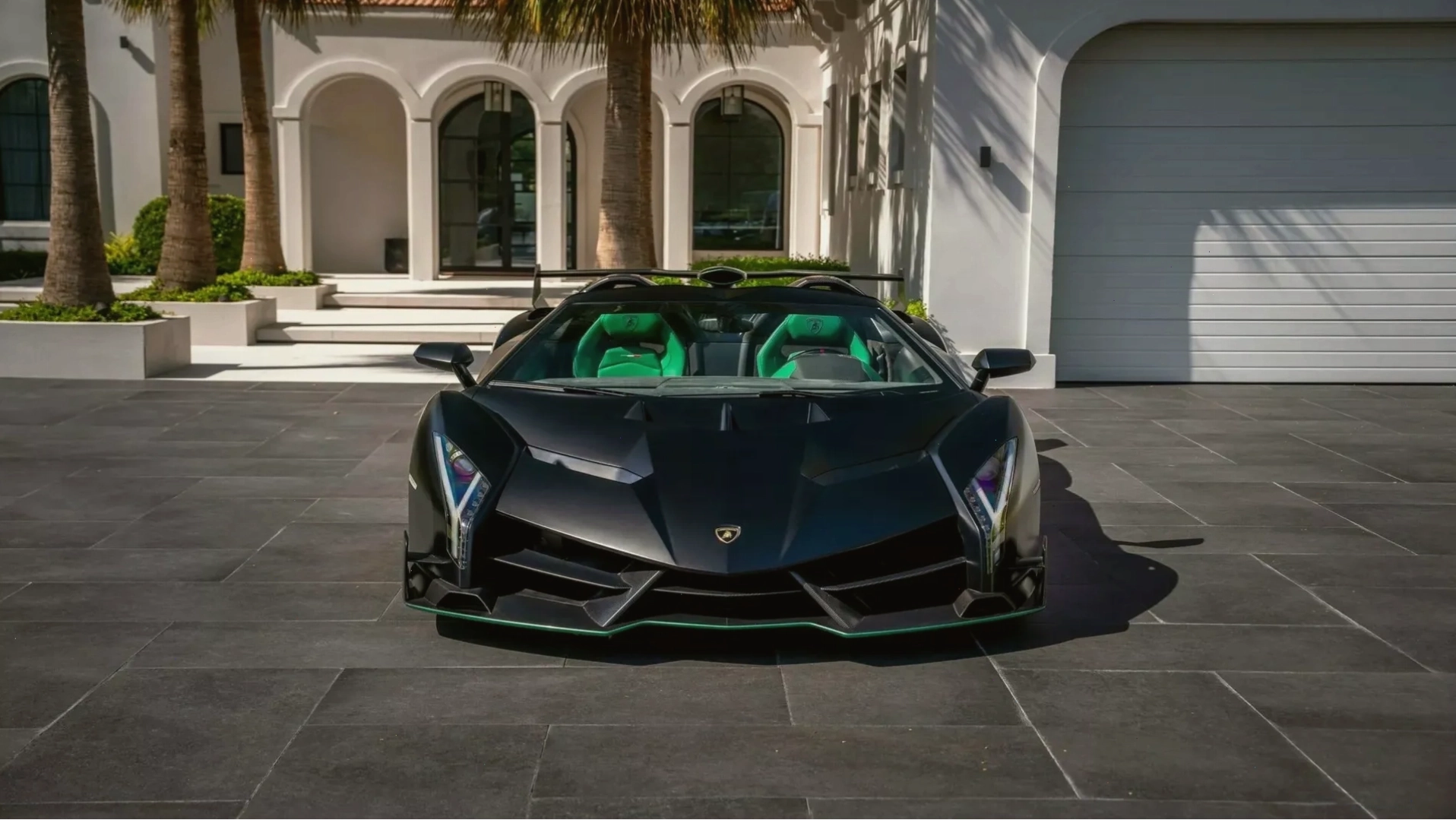 Lamborghini nổi bật với thiết kế thể thao và động cơ mạnh mẽ