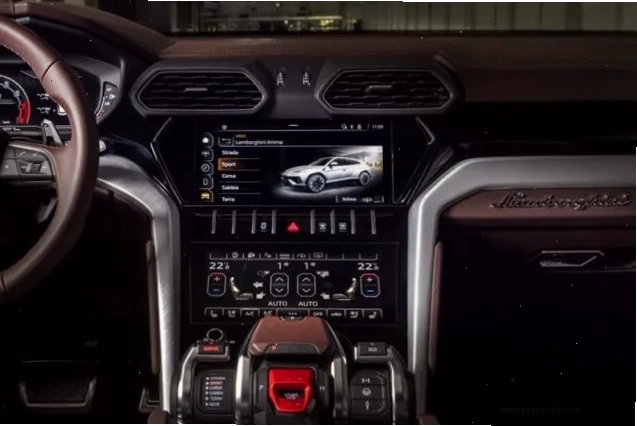 Lamborghini Urus S đỗ trong không gian sang trọng