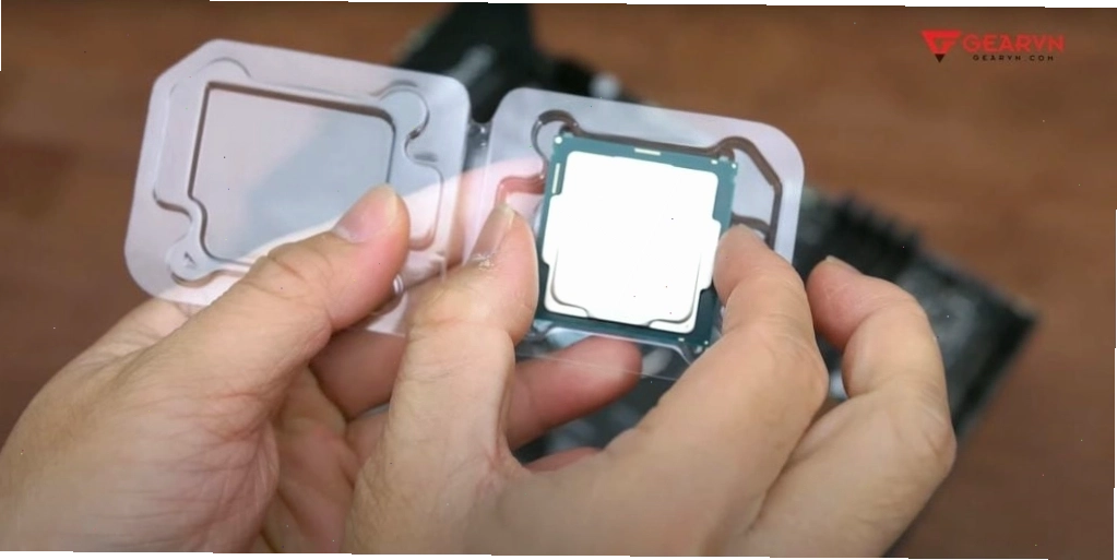 Lắp đặt CPU vào socket trên bo mạch chủ