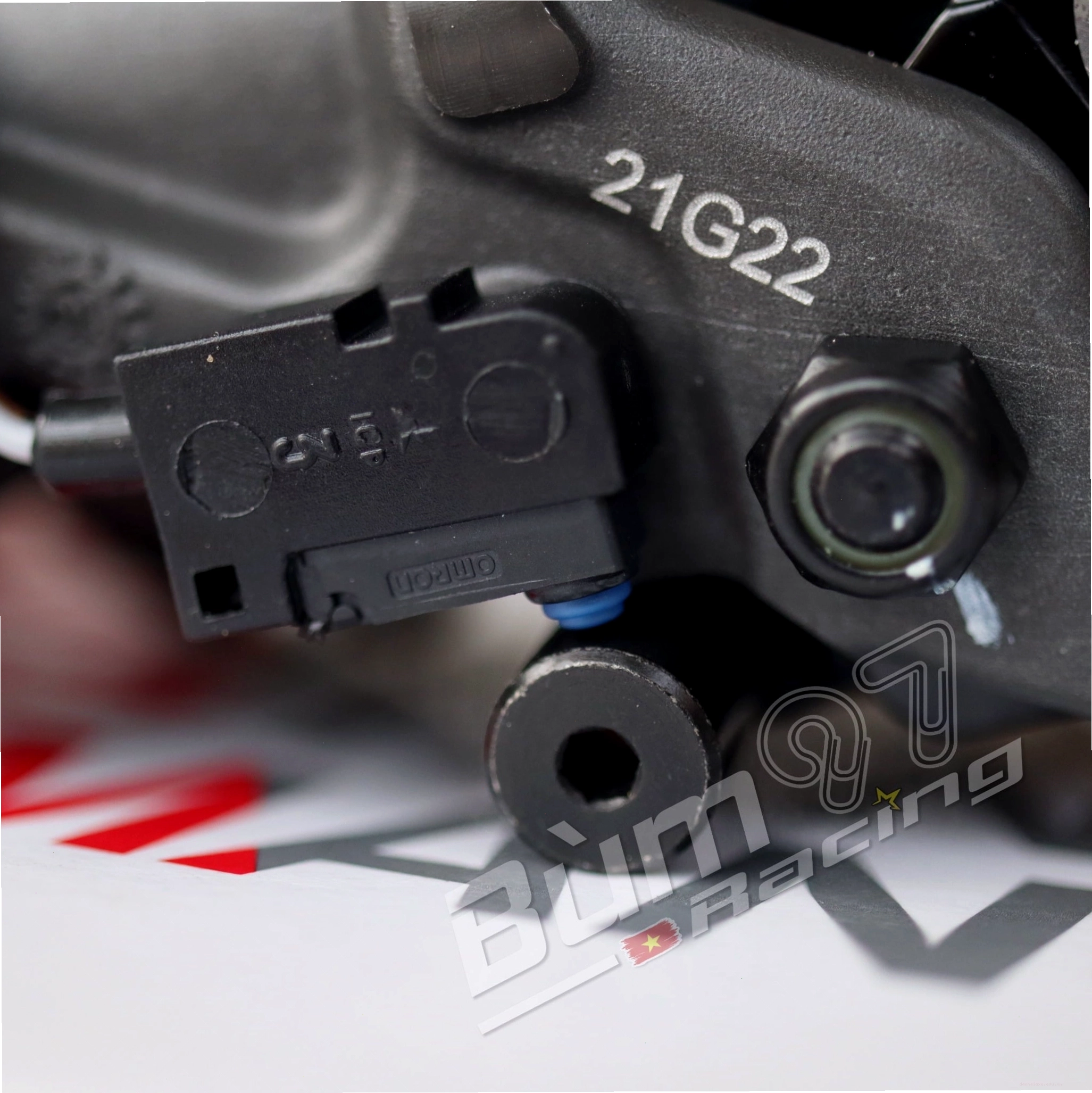 Logo Brembo khắc laser tinh xảo trên tay thắng