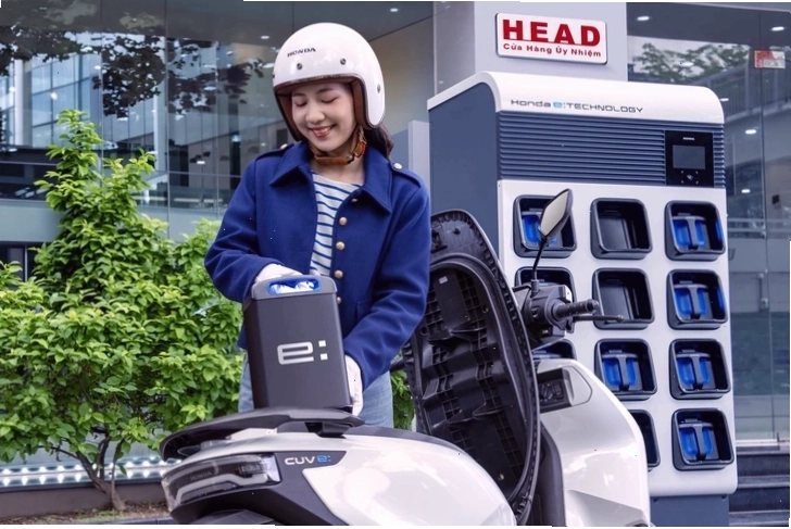 Logo Honda trên xe máy điện, thể hiện cam kết về chất lượng và sự đổi mới