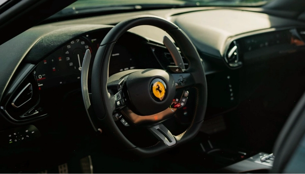 Logo ngựa đen trên nền vàng của Ferrari, biểu tượng xe hơi tốc độ