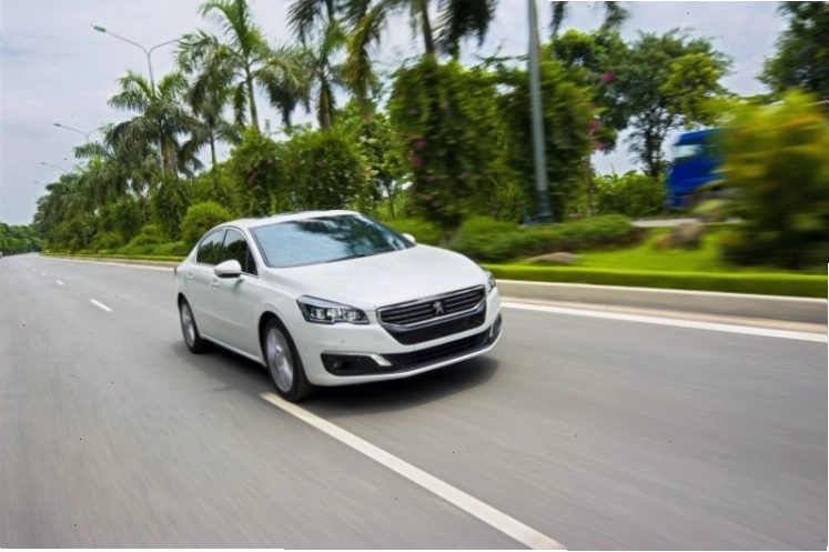 Logo Peugeot trên mâm xe 508 2026