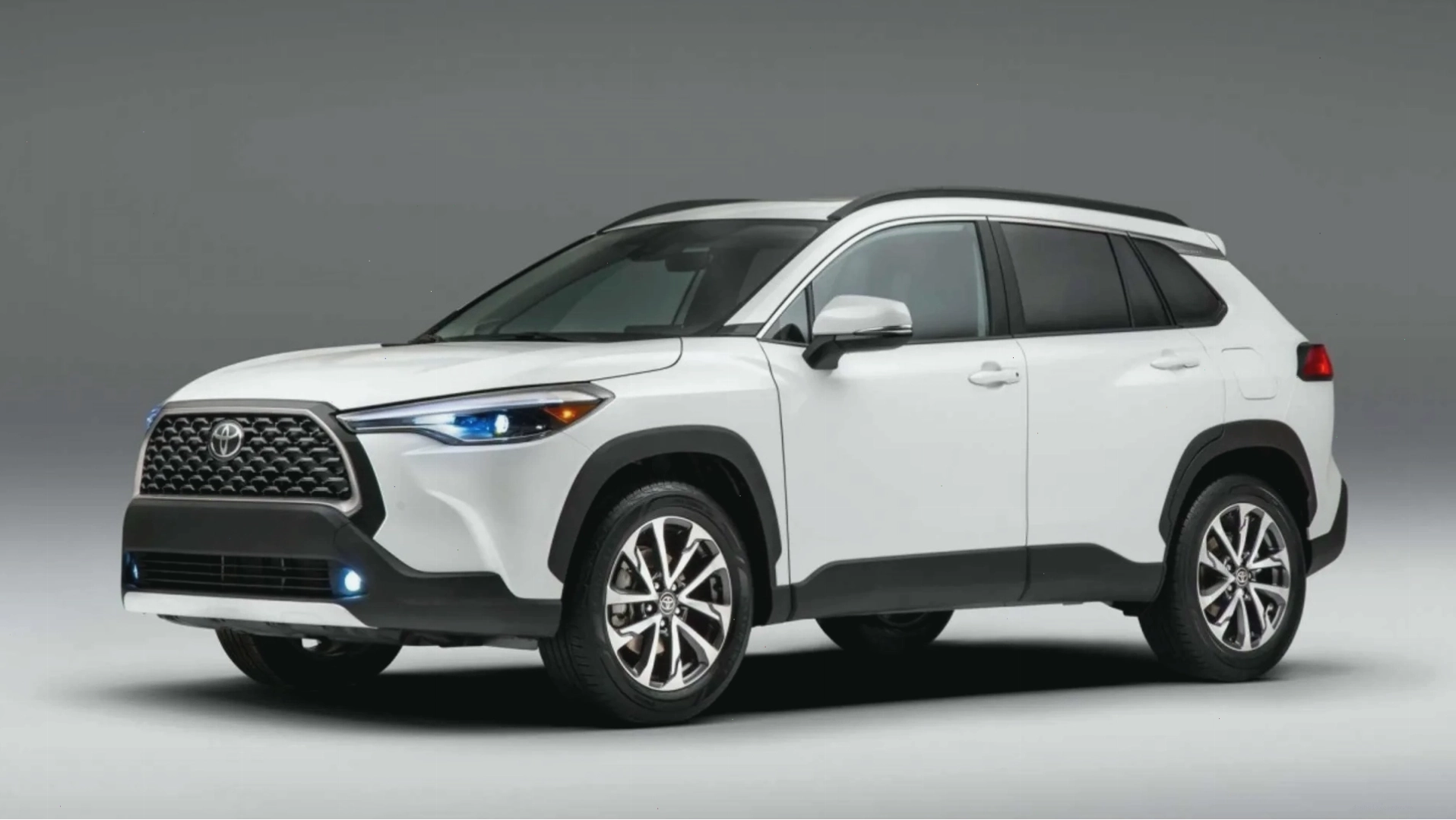 Logo Toyota trên một mẫu xe sang