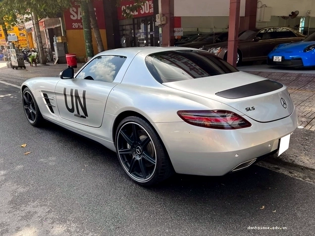 Mâm xe Mercedes-AMG SLS màu đen thể thao