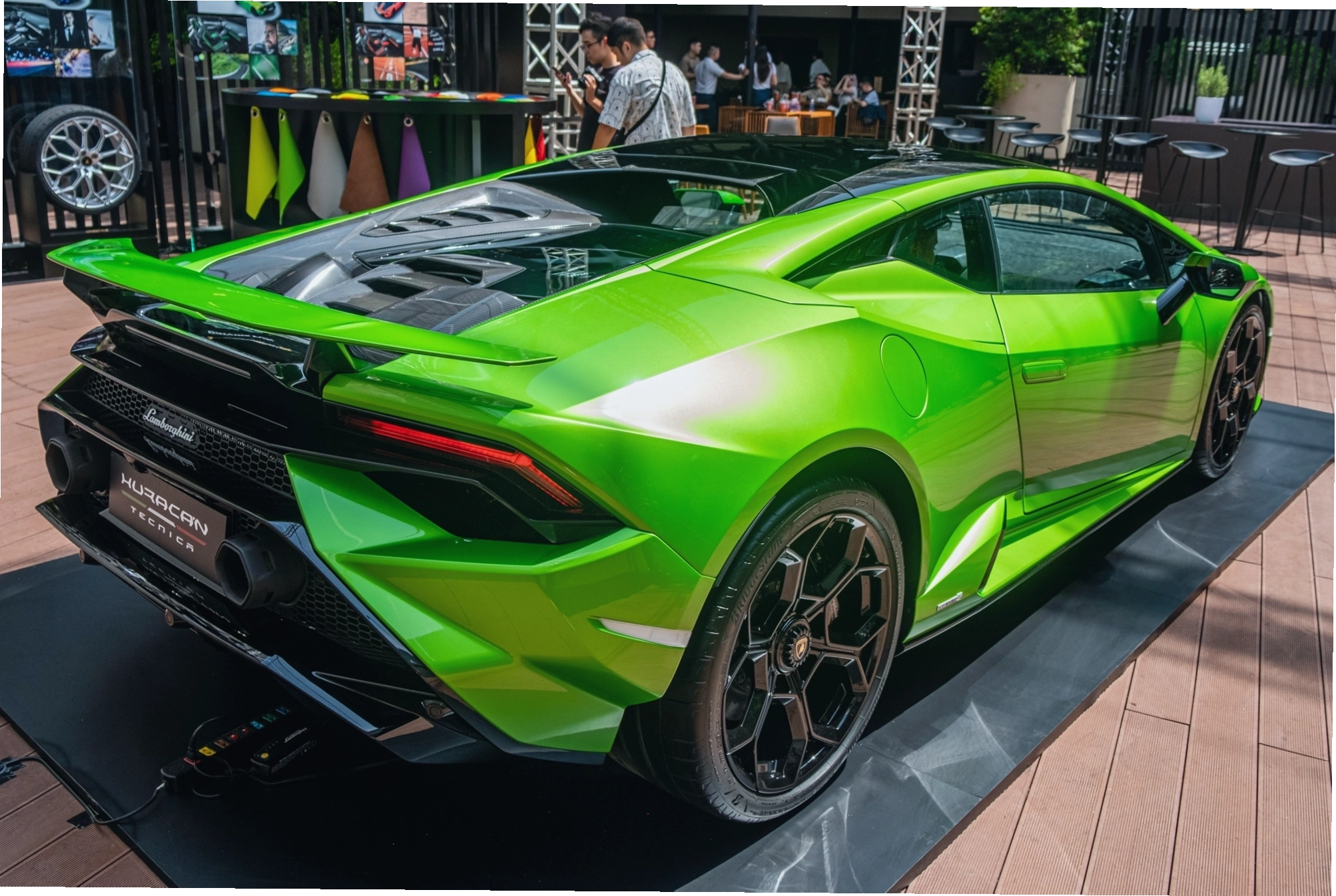 Màn hình giải trí trên Lamborghini Huracán Tecnica