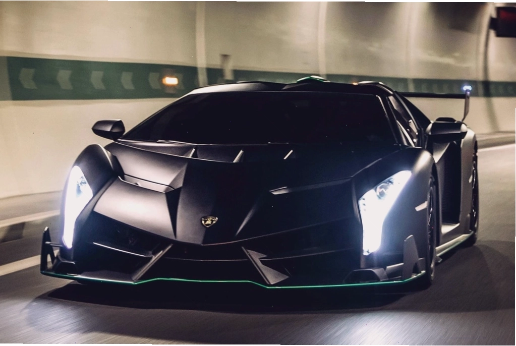Màn hình hiển thị trung tâm trên táp lô Lamborghini Veneno cung cấp thông tin cần thiết cho người lái.