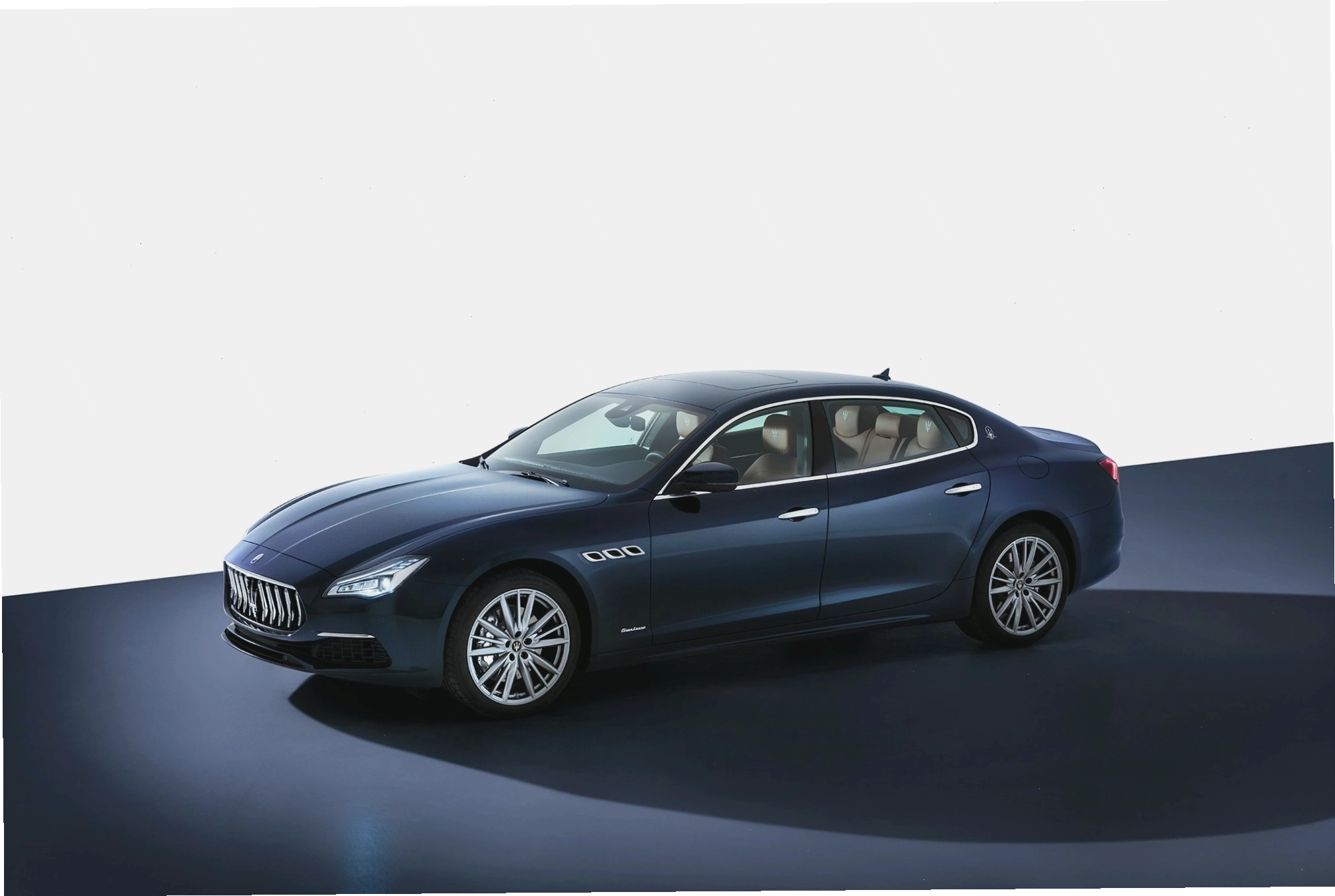 Mặt trước Maserati Quattroporte với lưới tản nhiệt đặc trưng và logo cây đinh ba
