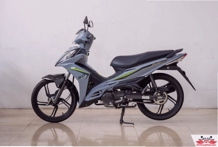 Mặt trước xe SYM Galaxy 50cc với thiết kế đèn pha Halogen