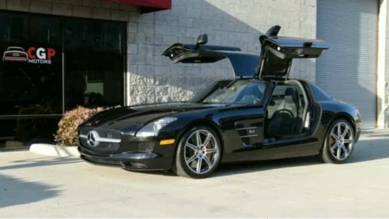 Mẫu xe Mercedes-Benz SLS AMG với cửa cánh chim