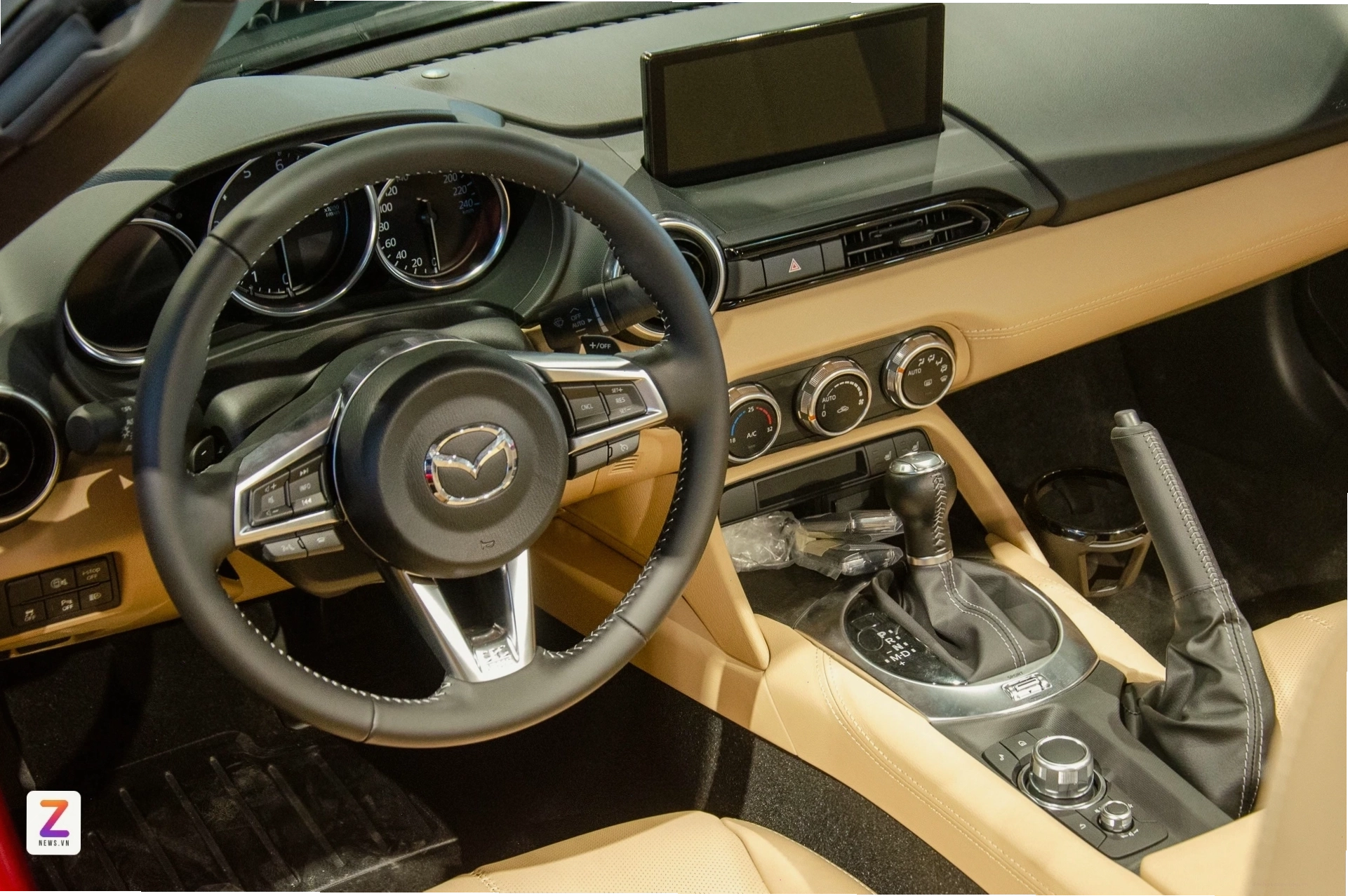 Mazda MX-5 Miata màu đỏ quyến rũ