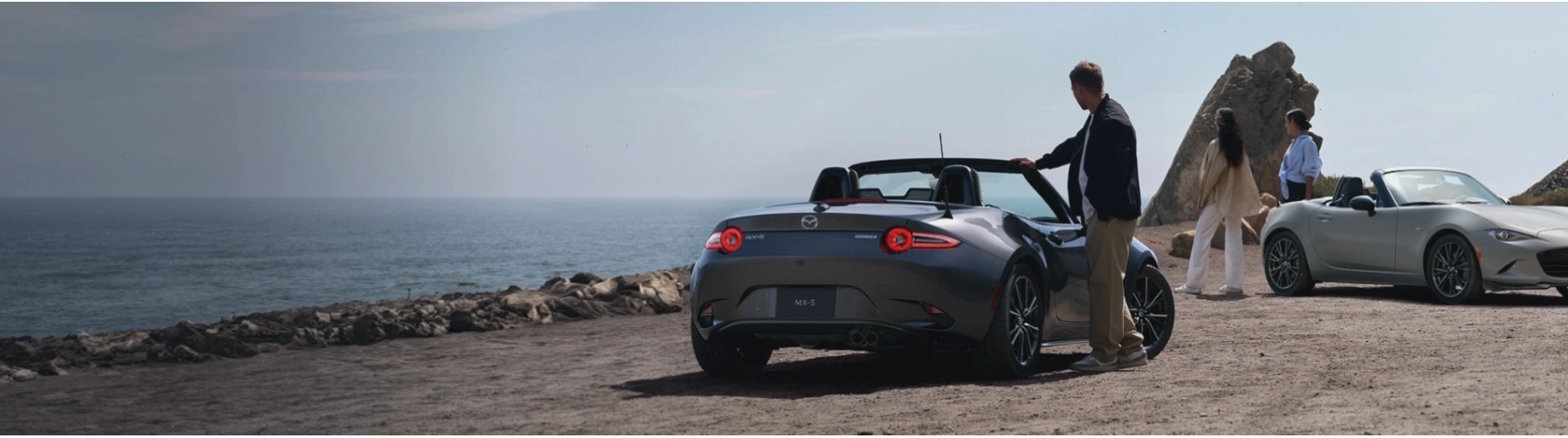 Mazda MX-5 Miata mui trần phiên bản 2026 đang di chuyển trên cung đường đẹp