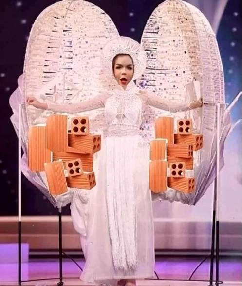 Meme Linda cầm gạch ống đầy ấn tượng
