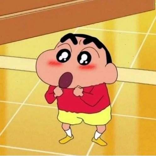 Meme Shin cậu bé bút chì với ánh mắt lém lỉnh, miệng cười gian xảo, dường như đang nghĩ ra một trò nghịch ngợm.