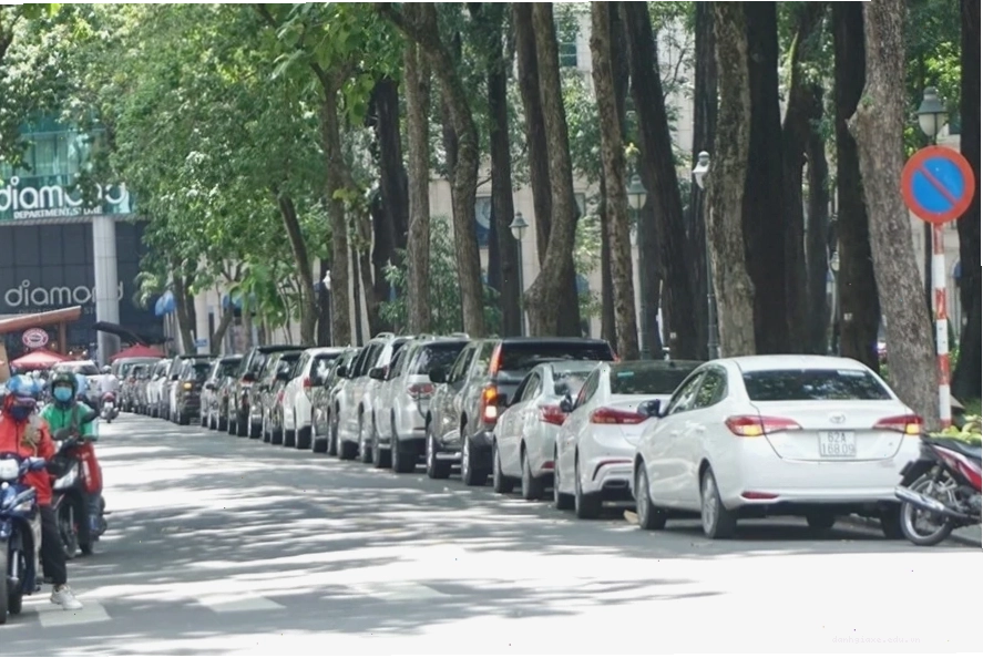 Minh họa quy định về dừng và đỗ xe trên đường bộ