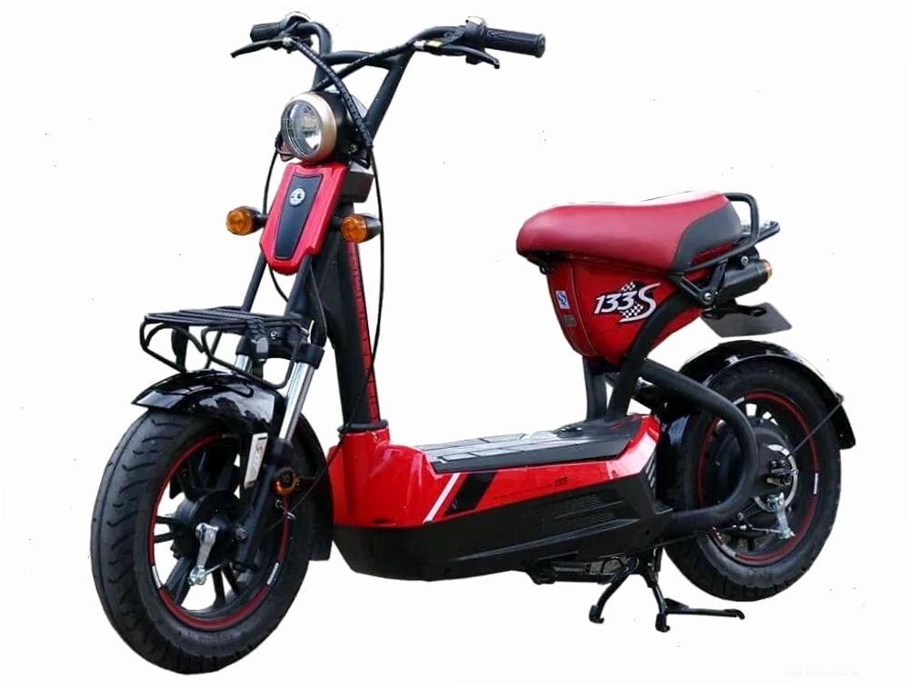 Một chiếc xe đạp điện hiện đại đang di chuyển trên đường phố, minh họa cho thuật ngữ electric bicycle