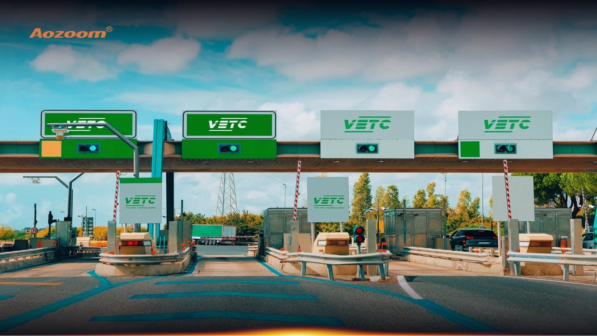 Một chiếc xe hơi đang đỗ tại điểm dịch vụ, chuẩn bị dán thẻ VETC