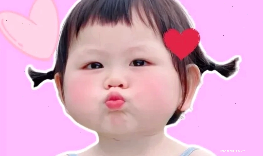 Một chú mèo con với đôi mắt to tròn long lanh, biểu cảm đáng yêu, thể hiện sự dễ thương của meme cute.