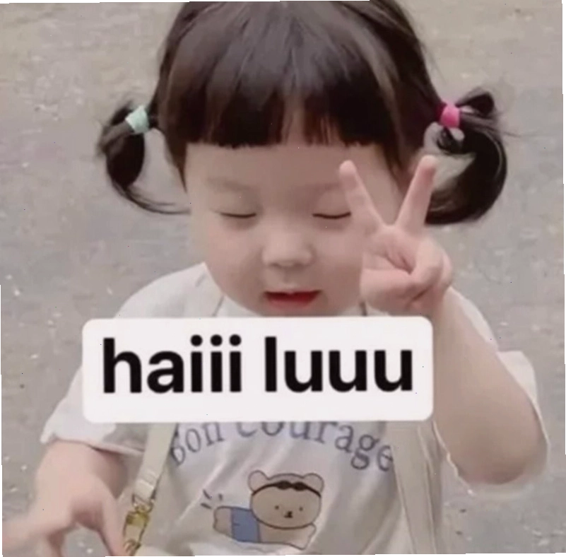 Một em bé khác đang tập trung vào một trò chơi, thể hiện sự quyết tâm