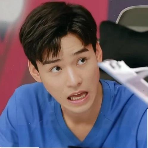 Một người đang cười một cách bí ẩn, với ẩn ý rằng điều bất ngờ sắp xảy ra