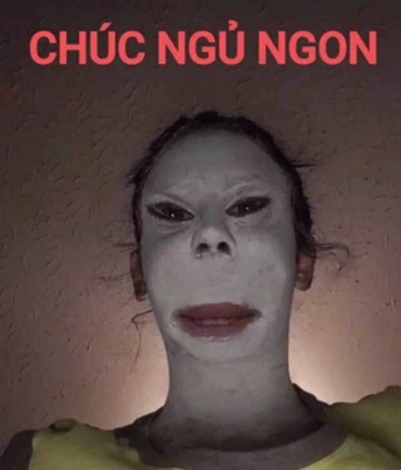 Một người đang ngủ say với tiếng ngáy rõ to, biểu cảm khuôn mặt rất thư giãn.