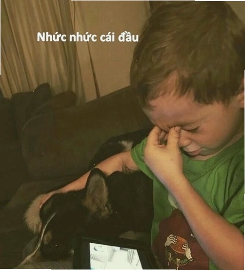 Một nhân vật đang ngồi một mình trong góc tối, ánh mắt trống rỗng nhìn vào hư không
