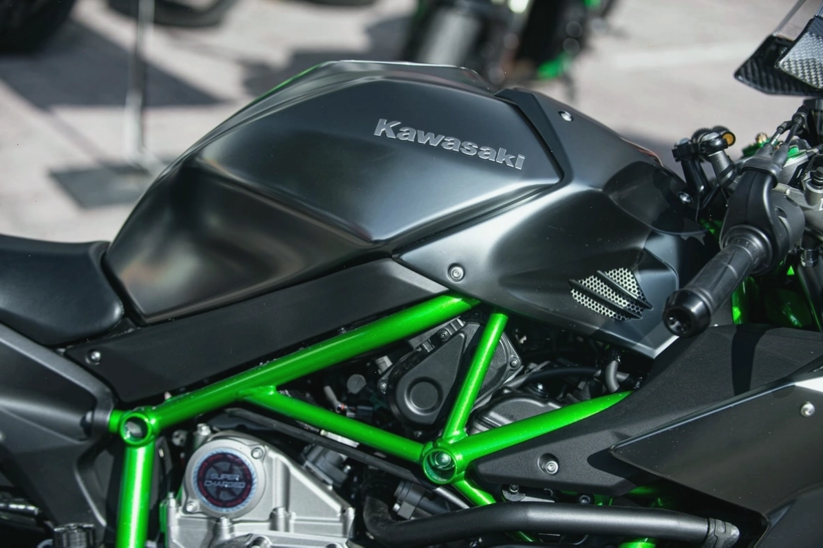 Mua xe Kawasaki Ninja H2 tại đại lý chính hãng