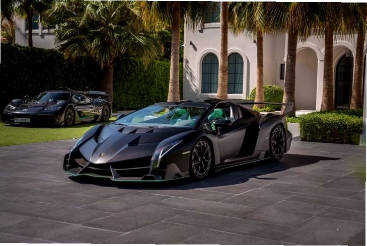 Ngoại thất Lamborghini Veneno Roadster với sự kết hợp tinh tế giữa sợi carbon đen nhám và các điểm nhấn xanh lá.