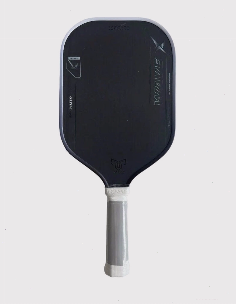 Người chơi mới làm quen với vợt Leopard Wave X trên sân pickleball
