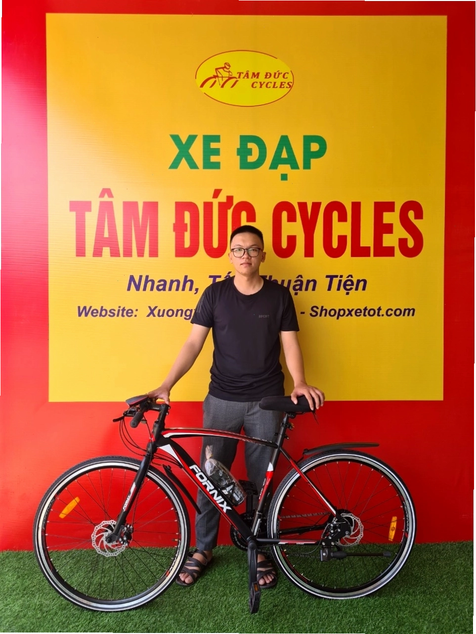 Người đang đạp xe Bianchi trên đường quê