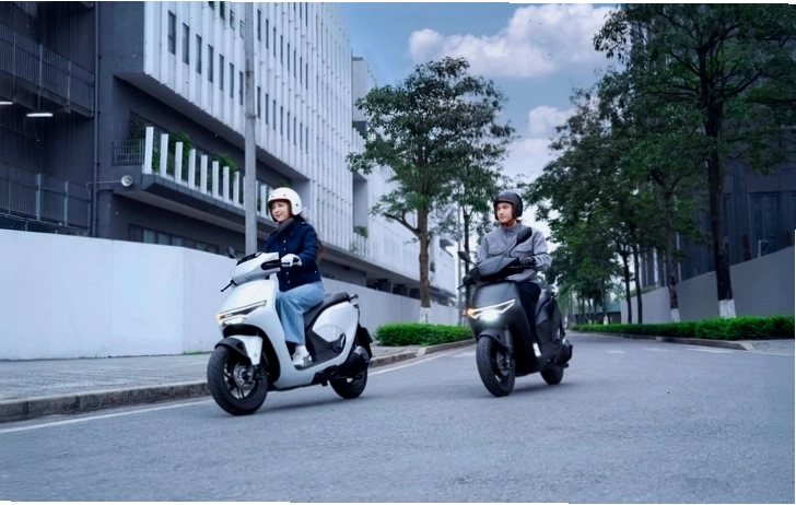 Người dùng trải nghiệm xe máy điện Honda tại sự kiện