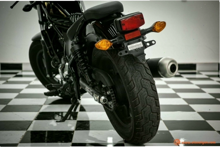 Người lái Honda Rebel 300 trên đường phố