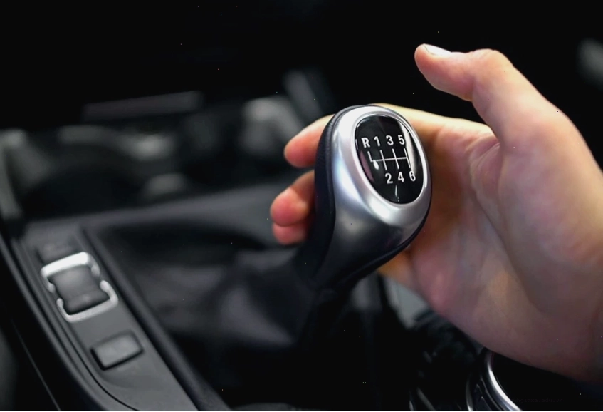 Người lái xe đang thực hiện thao tác lùi xe ô tô vào chỗ đỗ