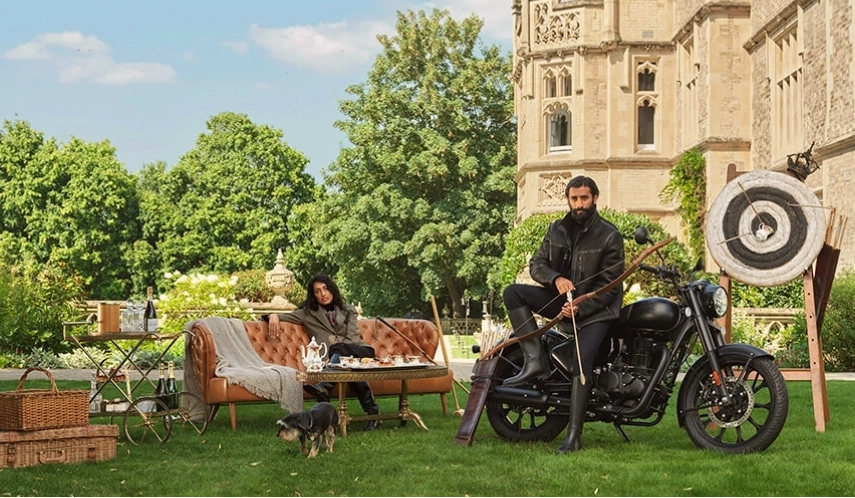 Người lái xe Royal Enfield Classic 350 trên cung đường đẹp