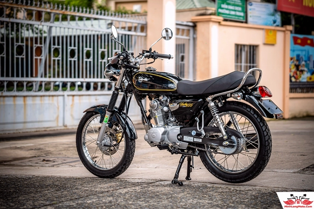 Nhân viên đổ dầu nhớt cho xe SYM Husky 125