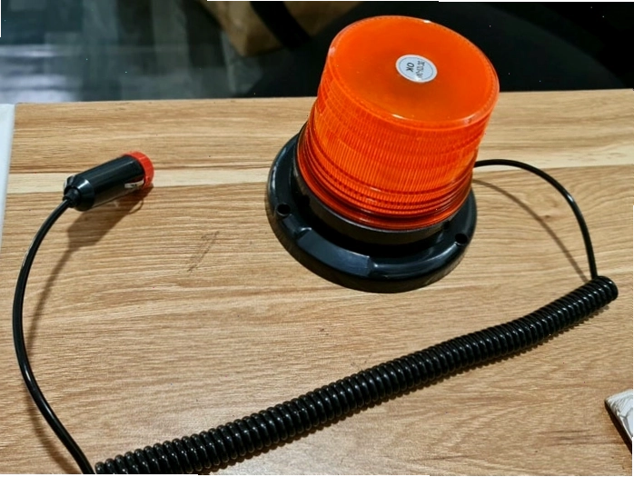 Nhân viên kỹ thuật đang kiểm tra phụ tùng xe nâng