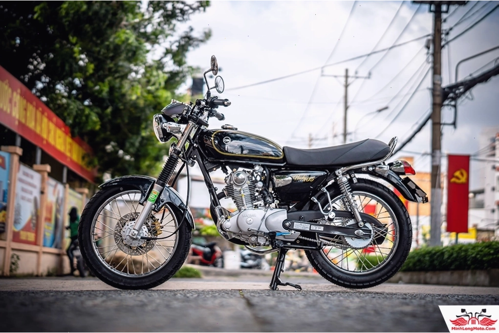 Nhân viên tư vấn giới thiệu về xe SYM Husky 125 cho khách hàng