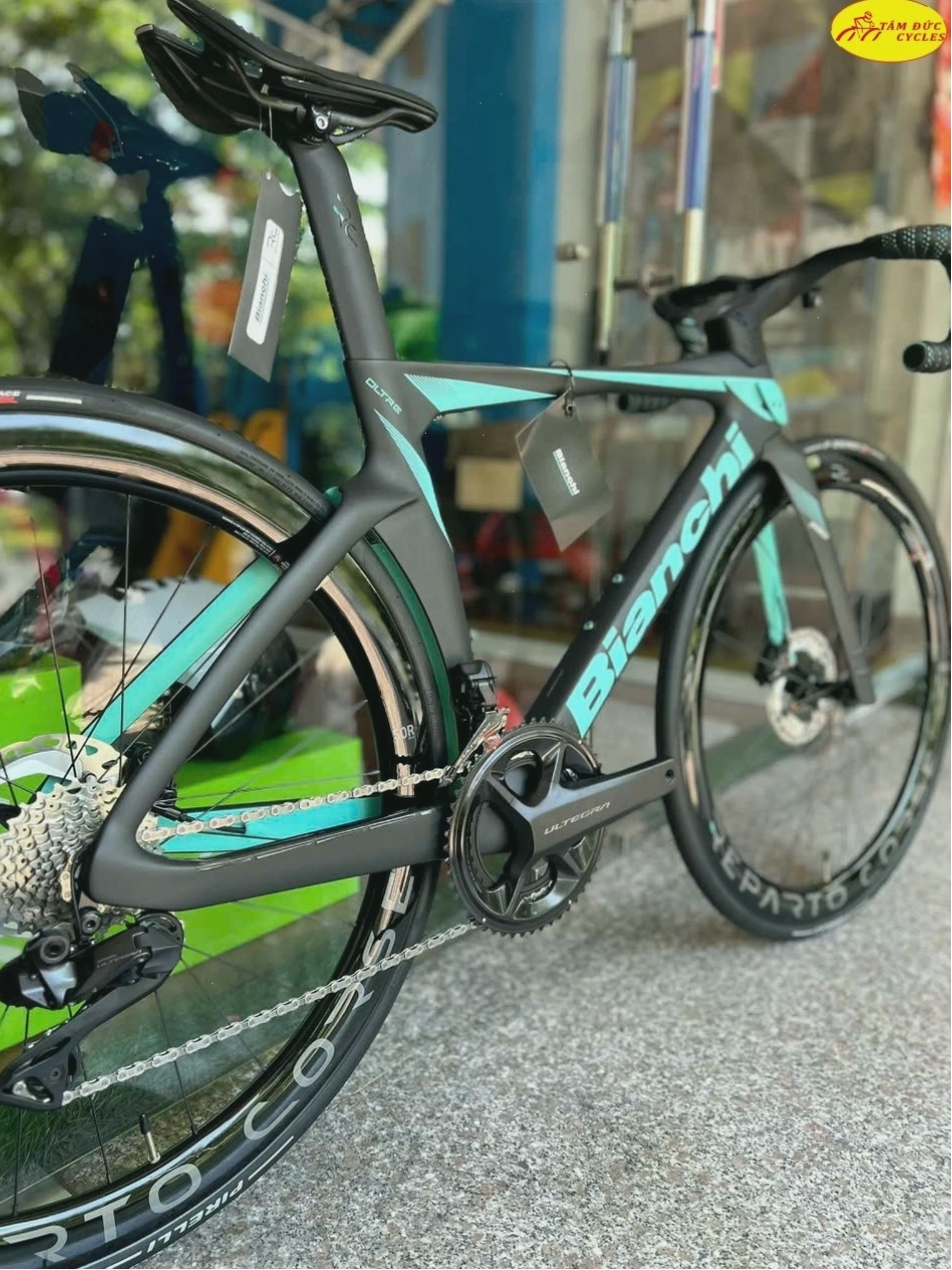 Nhân viên tư vấn về các dòng xe đạp Bianchi