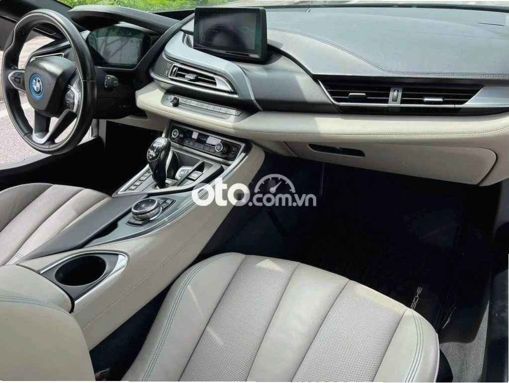 Nội thất BMW i8 cũ với thiết kế thể thao và nhiều công nghệ